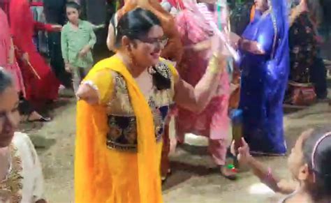 एक पैर और एक हाथ न होने के बाद भी शानदार गरबा डांस कर अनुष्का ने लोगों ...