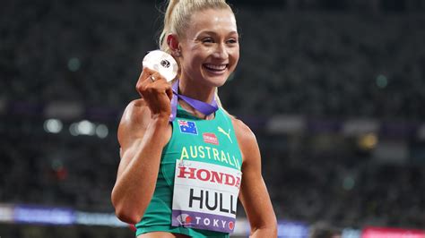 Former Oregon star Jessica Hull medals at World Outdoor meet