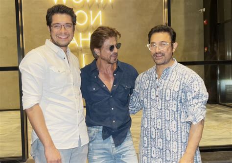 Shah Rukh Khan, Aamir Khan share warm hug at screening of 'Loveyapa ...