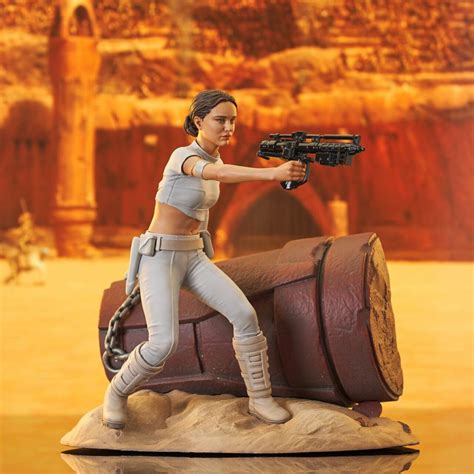 STAR WARS - Attack of the Clones - Padme Amidala Premier Col. Statue : ShopForGeek.com ...