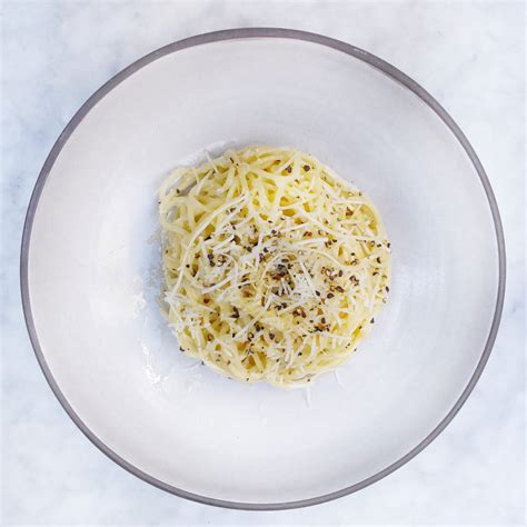 Spaghetti cacio e pepe by Mangi