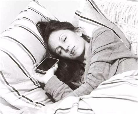 睡前玩手机居然还有优点：可缓解抑郁情绪！睡前如何健康玩手机？ - 知乎