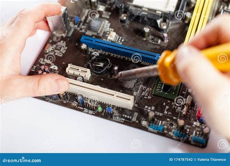 Computer Motherboard Repair 的图像结果