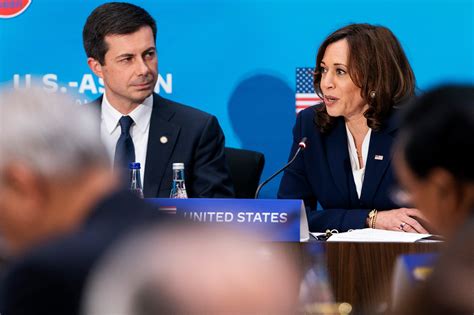 Pete Buttigieg Offers Insight on Kamala Harris Debate Night—and Whether ...