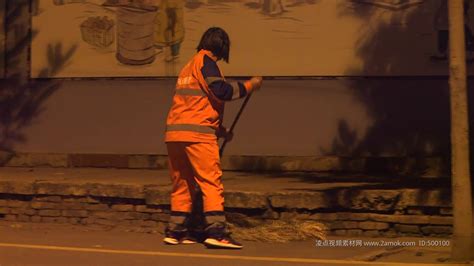 干活以一当十！北京环卫无人驾驶扫地车亮相_作业
