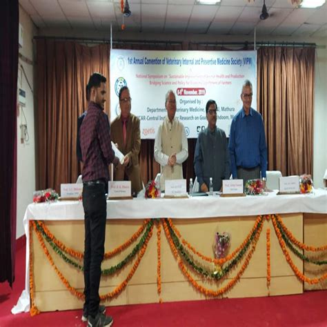 STUDENT OF VETERINARY MEDICINE RECEIVING AWARD AT NATIONAL ANNUAL ...