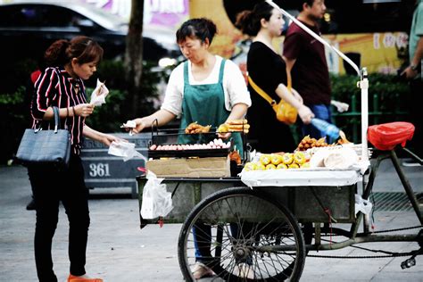 夫妻俩温州街头摆摊做煎饼果子，一天能赚好几百！-搜狐大视野-搜狐新闻