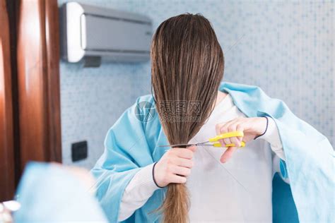 女生如何自己剪后面的头发 教你快速整理秀发的小方法_伊秀美容网|yxlady.com