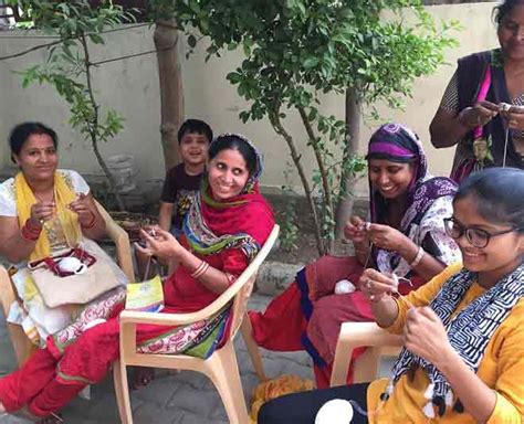 गरीब बच्चों और औरतों में बांटती हैं खुशियां, कुछ ऐसी है सिमरन प्रीत कौर ...