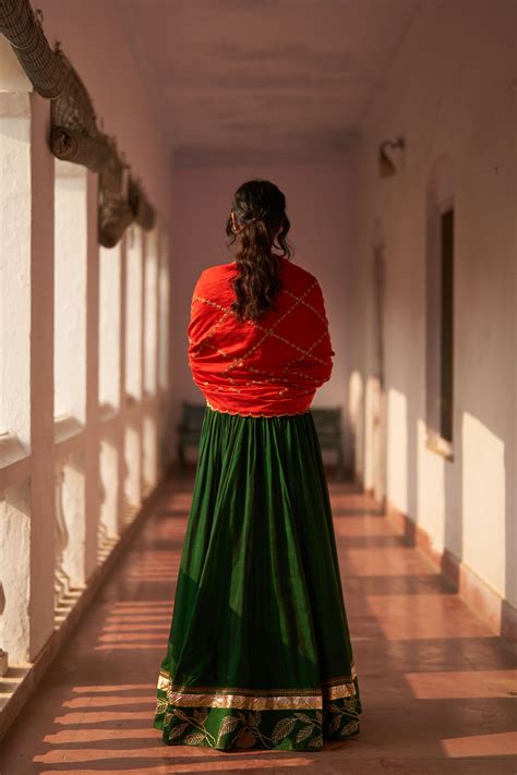 Label Earthen - Rani Bahar Reshmi Lehenga Set - Elahe