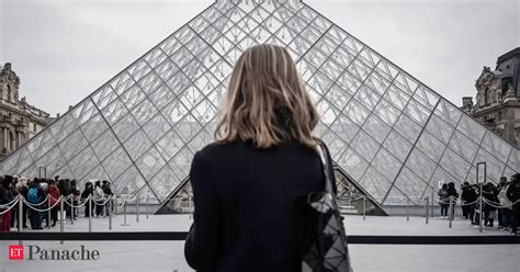 Louvre museum reopens: Louvre museum in Paris reopens after staff end 2 ...
