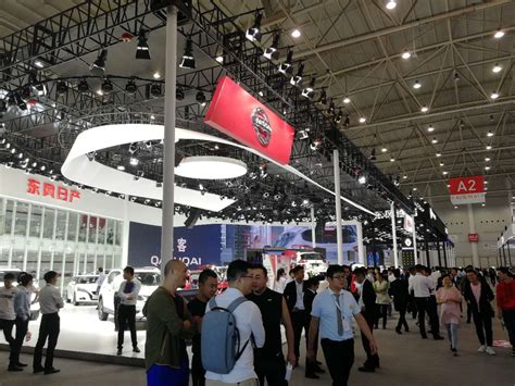 武汉车展今日开幕，800余辆车集中亮相首设无人驾驶区_凤凰网