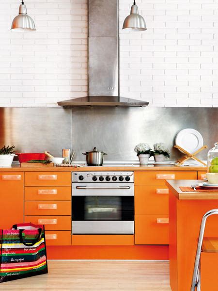 Moderna Cocina Color Naranja, Abierta y Luminosa