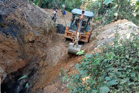 Assam: Illegal coal miners caught red handed in Digboi, JCB seized ...