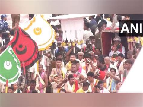 Odisha: Gajapati Maharaja performs Chhera Pahanra ritual, sweeps Rath ...