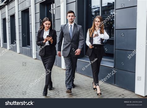 Business People Walking Past Each Other 的图像结果