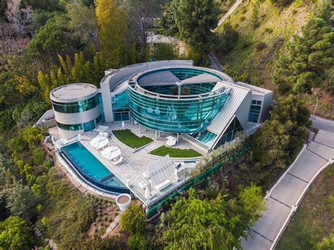 Where Does Justin Bieber Live