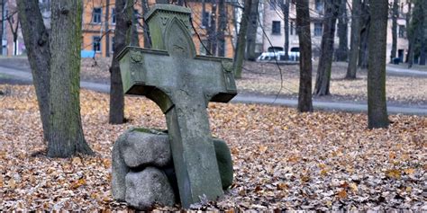 После бури территория Большого кладбища в Риге опасна для посетителей ...