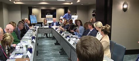 Tourist Meeting Local 的图像结果