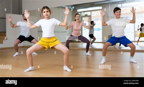 Girls Dance Exercise 的图像结果