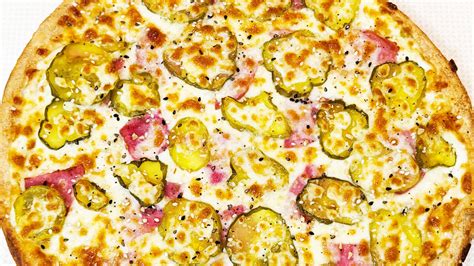 Bloomington gets new Mexican food truck; Aver's Pizza adds pickles