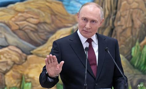 Poop Suitcase, Body Doubles, Private Food Lab: Inside Putin's Security Web