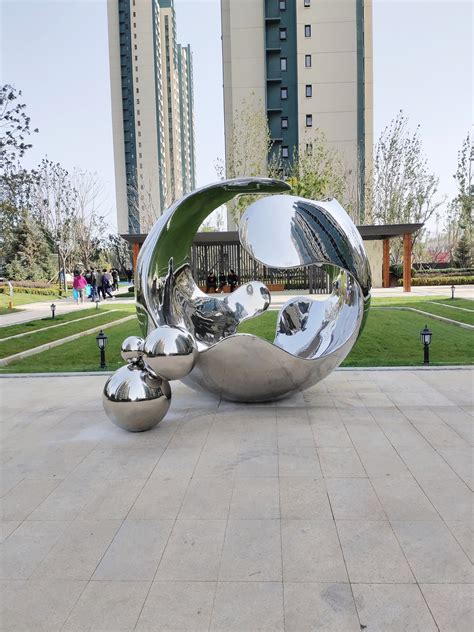 圆球镜面不锈钢雕塑--中雕园林雕塑