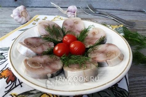 Скумбрия, соленая с чесноком — рецепт с фото | Пищевые украшения, Еда ...