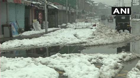 Srinagar receives snowfall