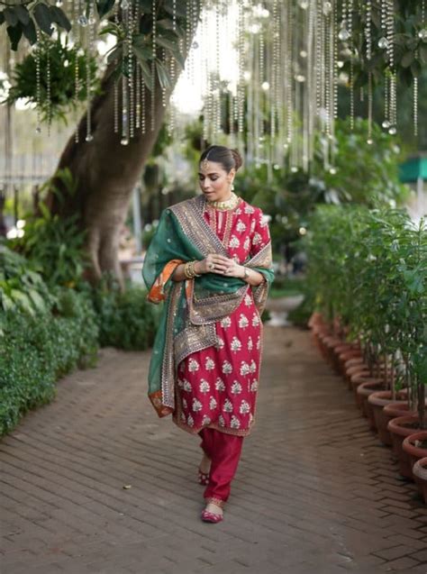 Red Embroidered kurta with Pants & Green Dupatta – Pooja Singhal India