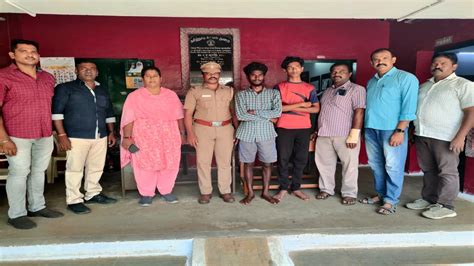 Video: चलती ट्रेन में शराब पीकर नाच रहे थे युवक, रोका तो जमकर चले लात ...