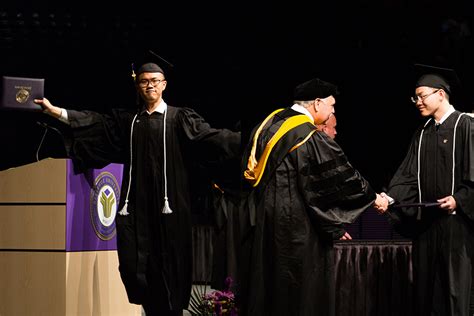 手持荣誉证书的毕业大学生高清图片下载-正版图片500851291-摄图网