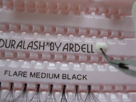 How to Apply False Eyelashes 的图像结果