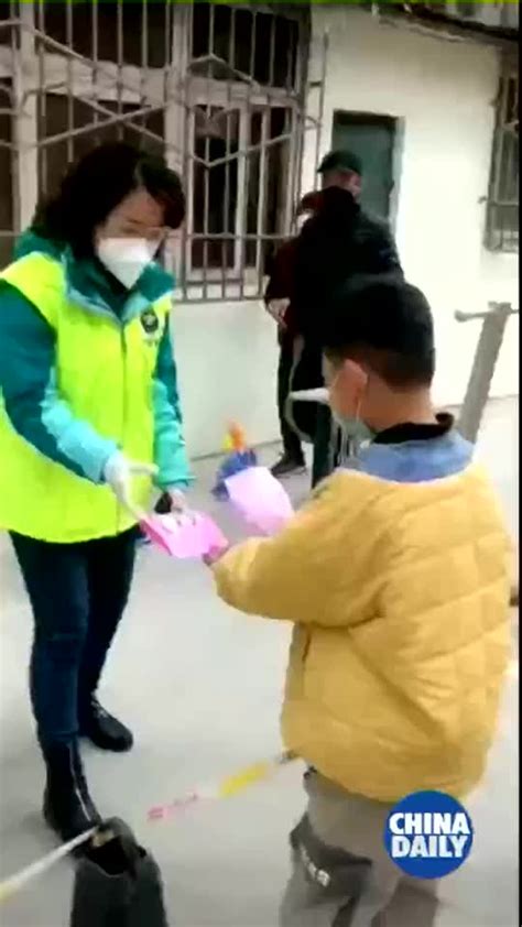 暖心！核酸采集现场，小男孩用少先队礼致敬最可爱的人 - 中国日报网