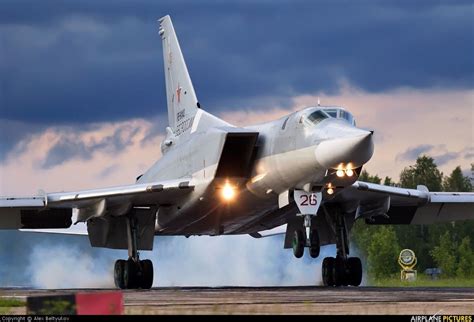 再次远航！俄军图-160战略轰炸机将飞抵南非-笑奇网