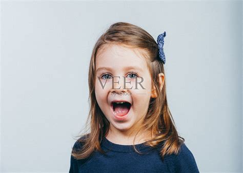 孩子女孩喜欢尖叫的表情照片摄影图片_ID:149749840-Veer图库