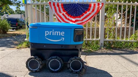 Rezultat imagine pentru Amazon Robot Delivery