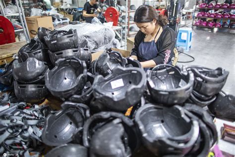 浙江金华头盔工厂订单猛增 24小时赶工完成需求