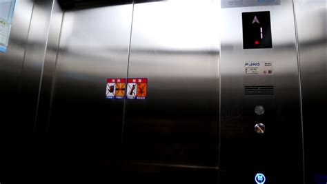 杭州5台10岁老电梯 拿到全国首单“养老保险”-浙江城镇网