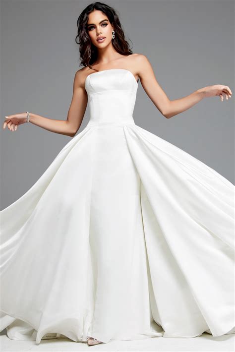 A line strapless satin wedding dress | Beachweddingtips.com