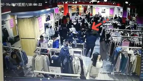 你在商场里对着镜子试衣服，窃贼在旁边帮忙照看你的衣物 - 周到上海
