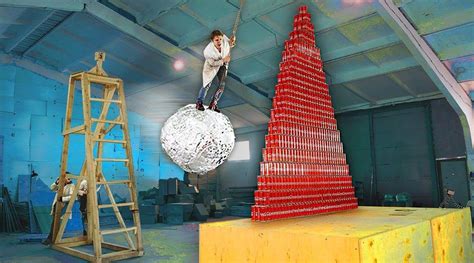 用1000罐可乐堆成的“金字塔”，锡箔纸球能撞倒吗？碰撞场面超震_新浪新闻