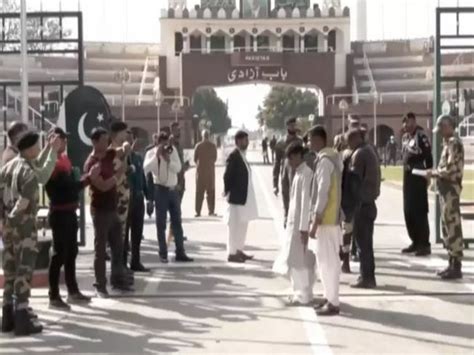 Pakistan releases 2 Indian prisoners, 700 still in jail