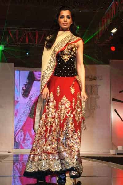A model sashays the ramp at India International Jewellery Show (IIJS ...