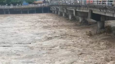 四川达州突发暴雨，多辆汽车被淹 ，当地居民：有人来提醒不要到河边去_街道_宣汉县_河水