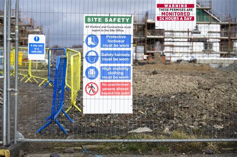 Choosing Durable Materials for Outdoor and Construction Site Signage: A ...