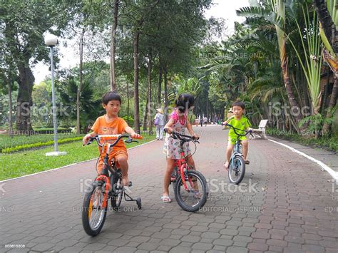Kids Cycling 的图像结果