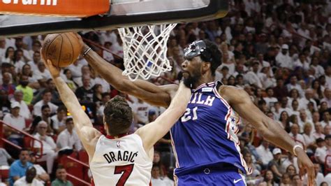 NBA Playoffs: El increíble tapón de Embiid sin máscara