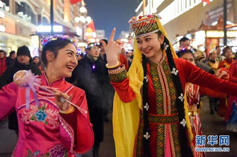 乌鲁木齐：歌舞巡游喜迎新年-国际在线