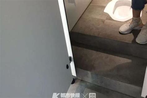 杭州1男子把头伸进女厕所门下偷窥 还谎称自己是女的_新浪浙江_新浪网